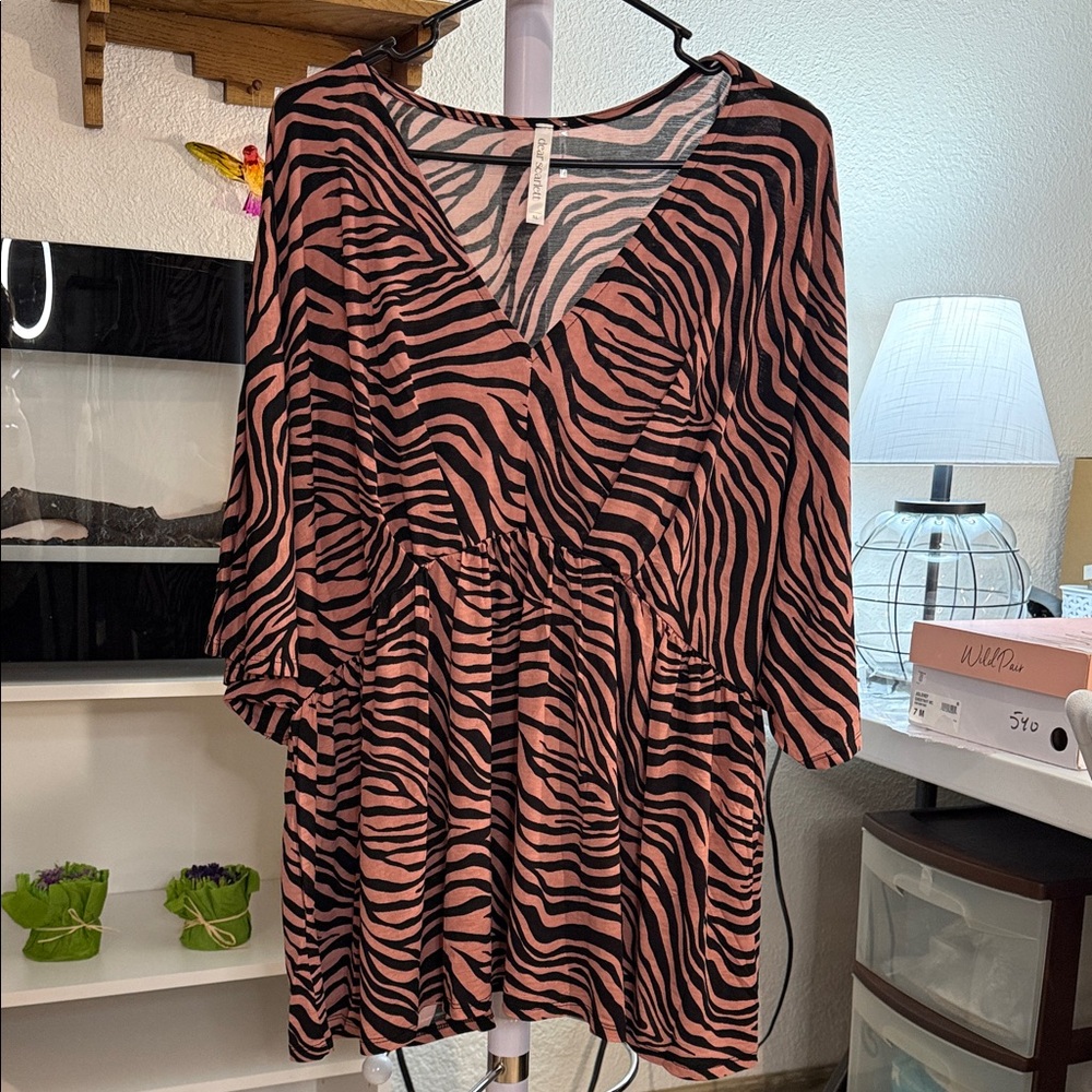 Dear Scarlett Zebra Print V-Neck Top XL Stretchy